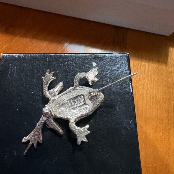 Elegant Silver Frog Brooch with Green Accents - Picture 2 of 2